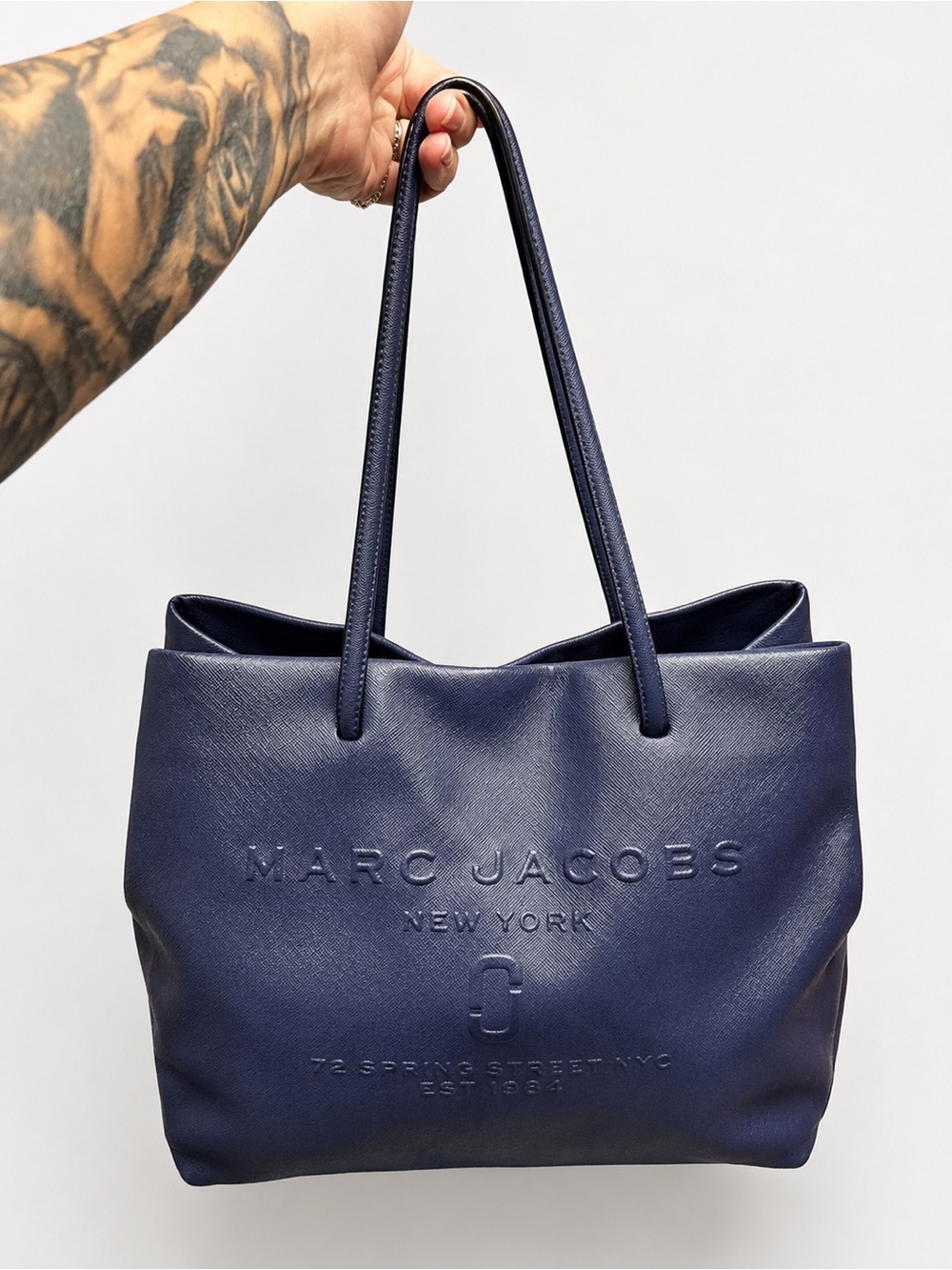 MARC JACOBS LOGO SHOPPER EAST-WEST TOTE